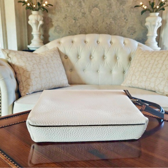 Dooney & Bourke White Pebble Grain Letter Carrier Crossbody – Chic & Classic - Picture 2 of 3